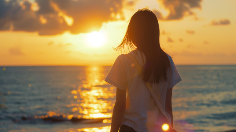 夕陽に照らされる若い日本人女性